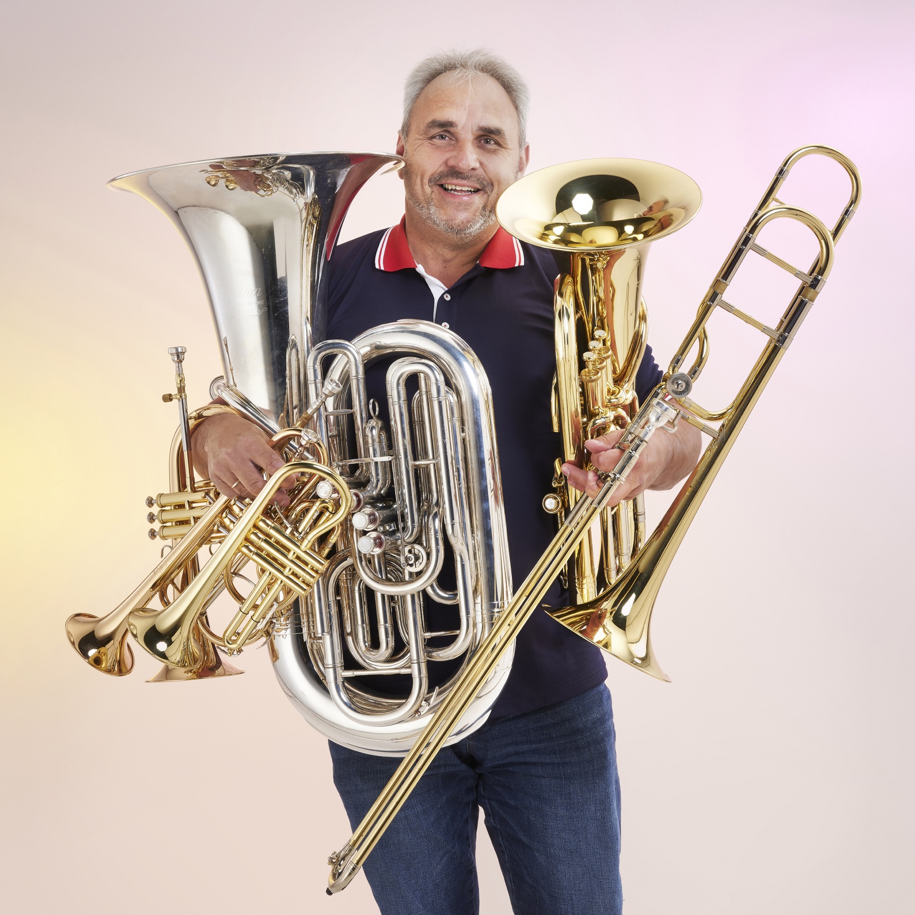 Gottfried „Goffy“ Meyer mit verschiedenen Blechblasinstrumenten
