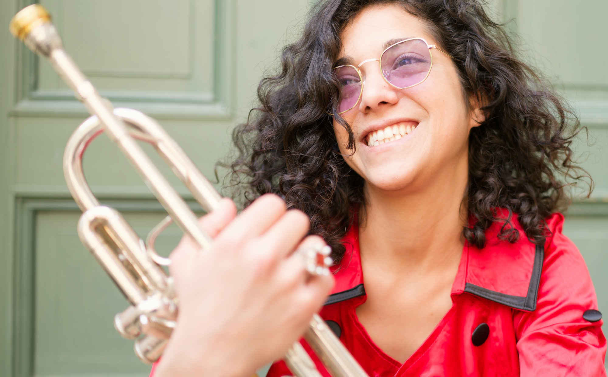 Lachende Trompeterin beim gemeinsamen Musizieren