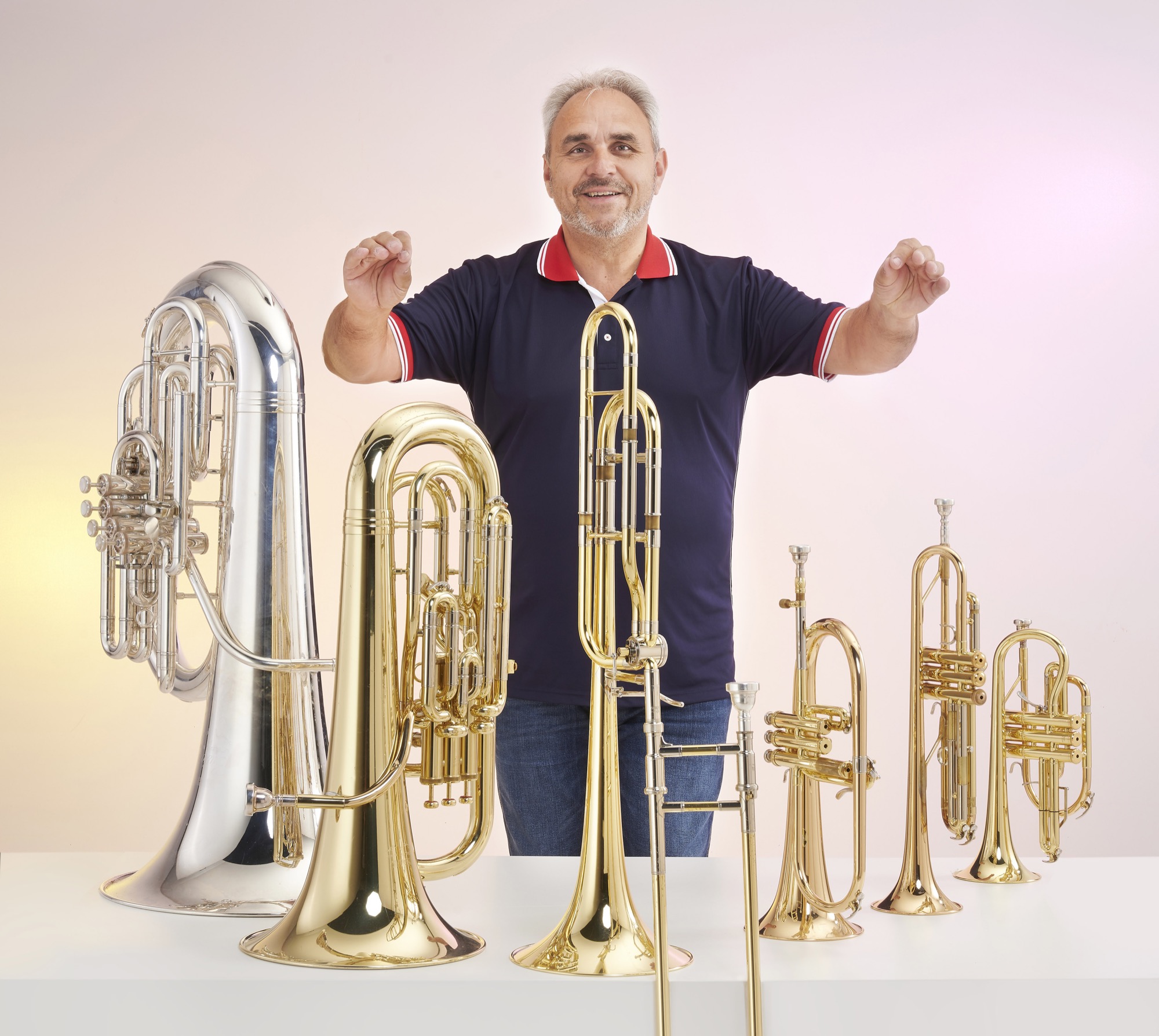 Gottfried „Goffy“ Meyer dirigiert zwischen verschiedenen Blechblasinstrumenten