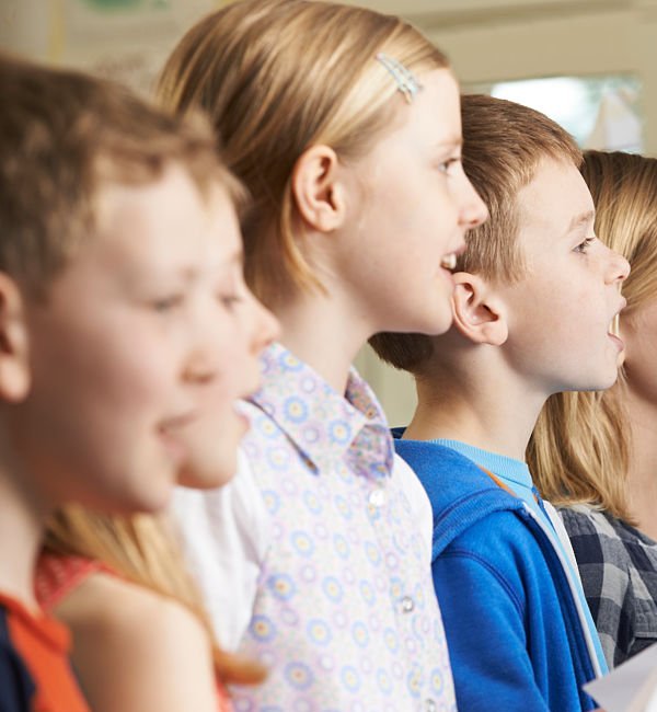 Kinder singen gemeinsam bei den KlangKids