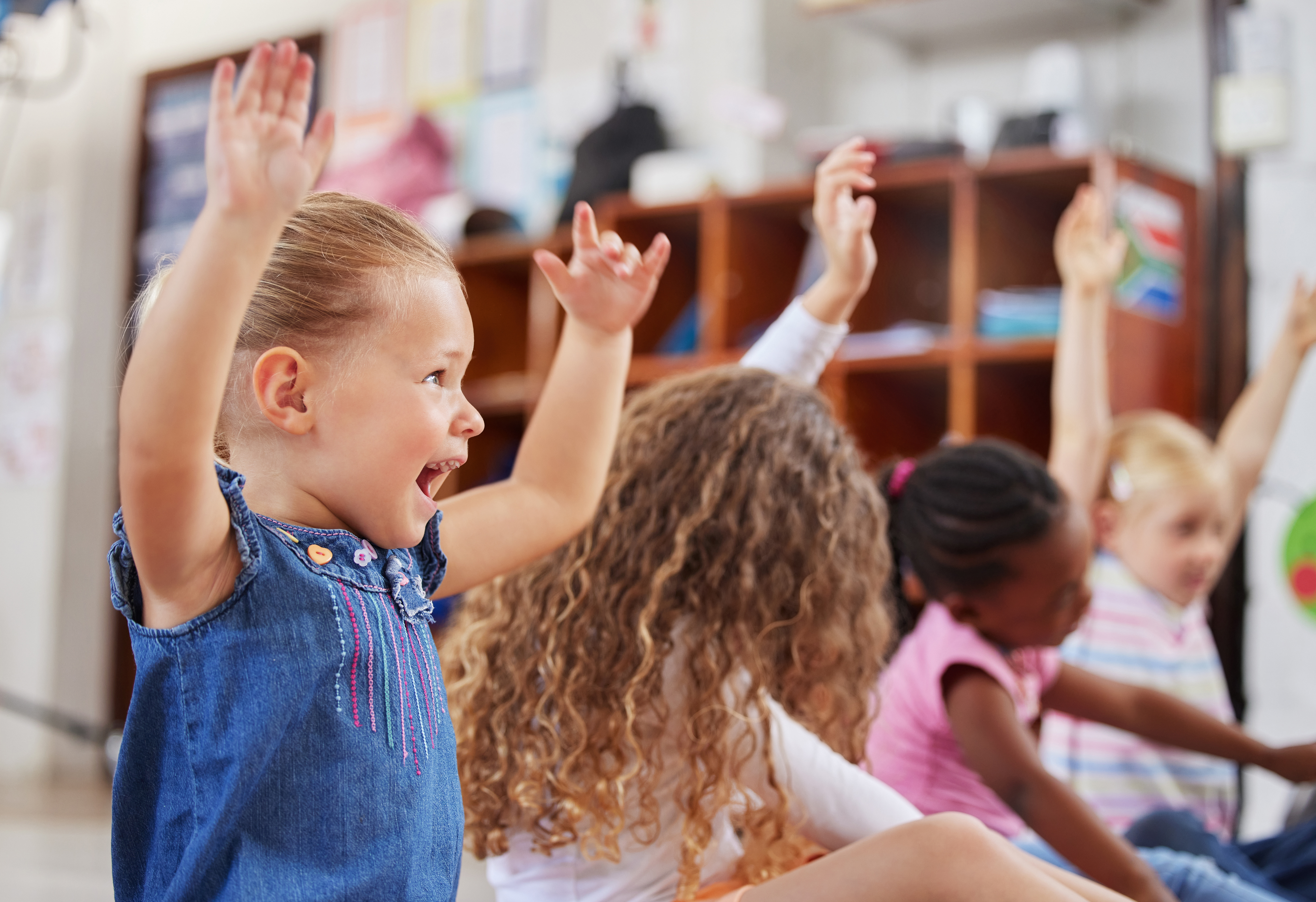 Junge Kinder machen gemeinsam Musik und bewegen sich dazu
